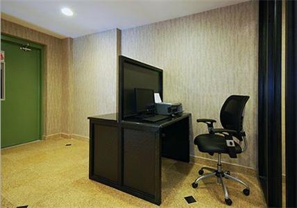 Quality Inn Jamaica Airtrain Нью-Йорк Экстерьер фото